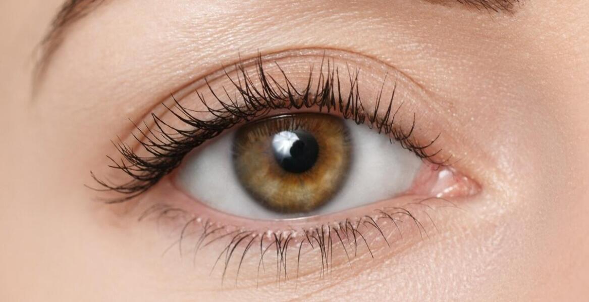 Makijaż permanentny powiek a naturalne piękno – jak uzyskać subtelny efekt?