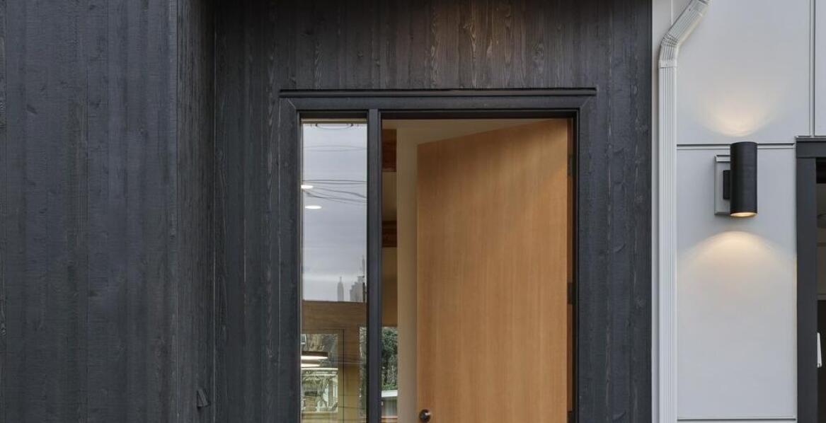 Jakie są korzyści z posiadania estetycznych daszków nad drzwi zewnętrzne?