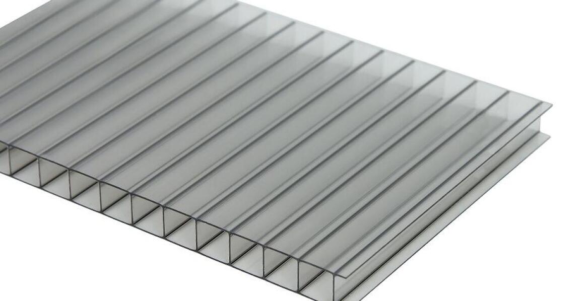 Jak poliwęglan komorowy dymiony może poprawić bezpieczeństwo zadaszeń?