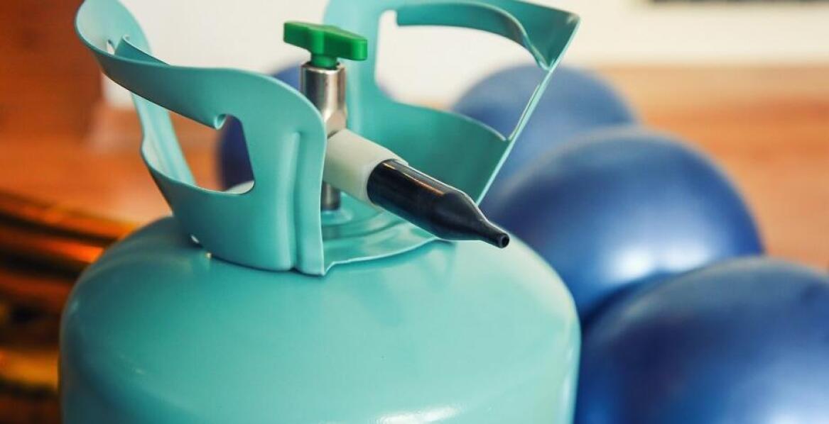 Jakie aspekty techniczne warto znać przy wynajmie butli z helem?