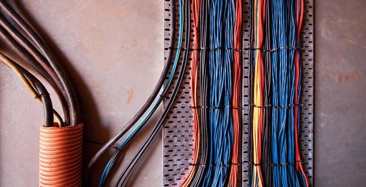 Jakie koryta kablowe wybrać do instalacji w przestrzeniach publicznych?