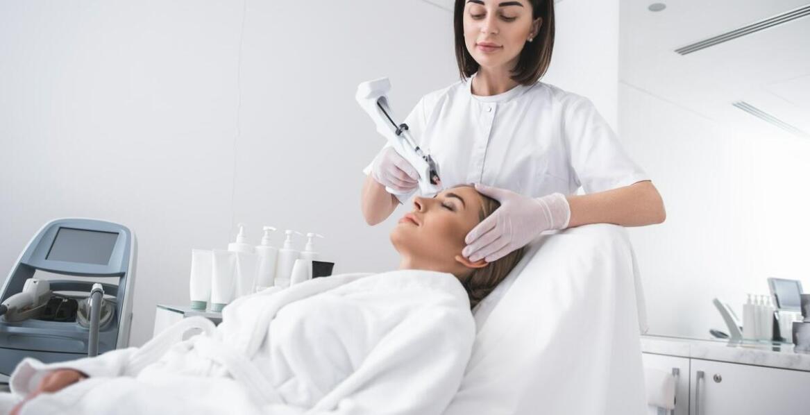 Zastosowanie laseroterapii w odmładzaniu skóry twarzy i szyi