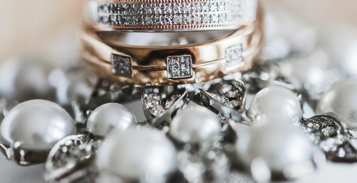 Jakie emocje wyraża biżuteria ślubna w kontekście ważnych chwil?