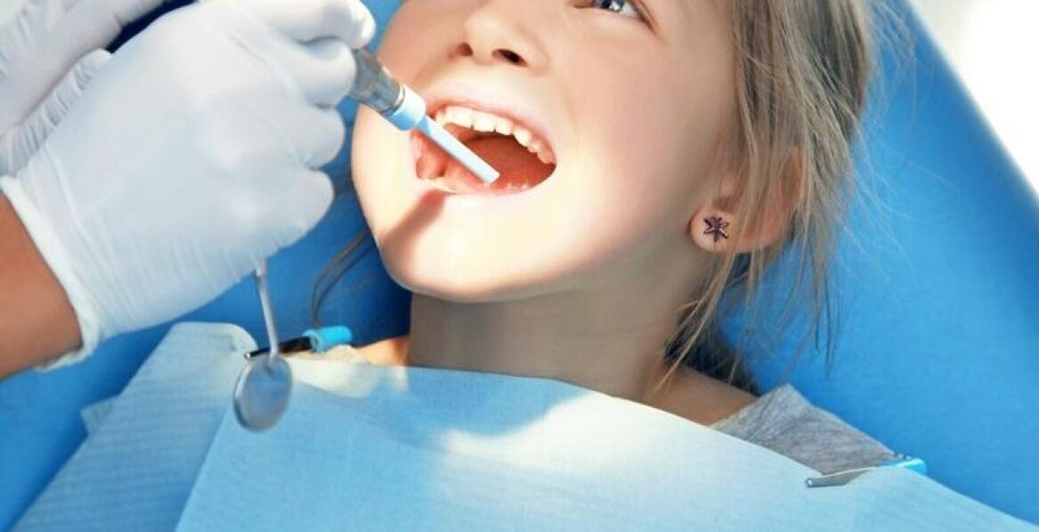 Bezbolesne leczenie zębów mlecznych: Jakie metody stosują nowoczesne gabinety?