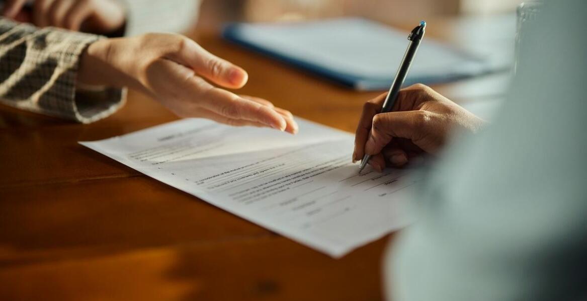 Jakie klauzule powinny znaleźć się w umowie najmu mieszkania?