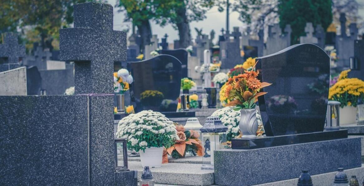 Jak układanie kostki brukowej wokół nagrobka dwuosobowego wpływa na jego estetykę?