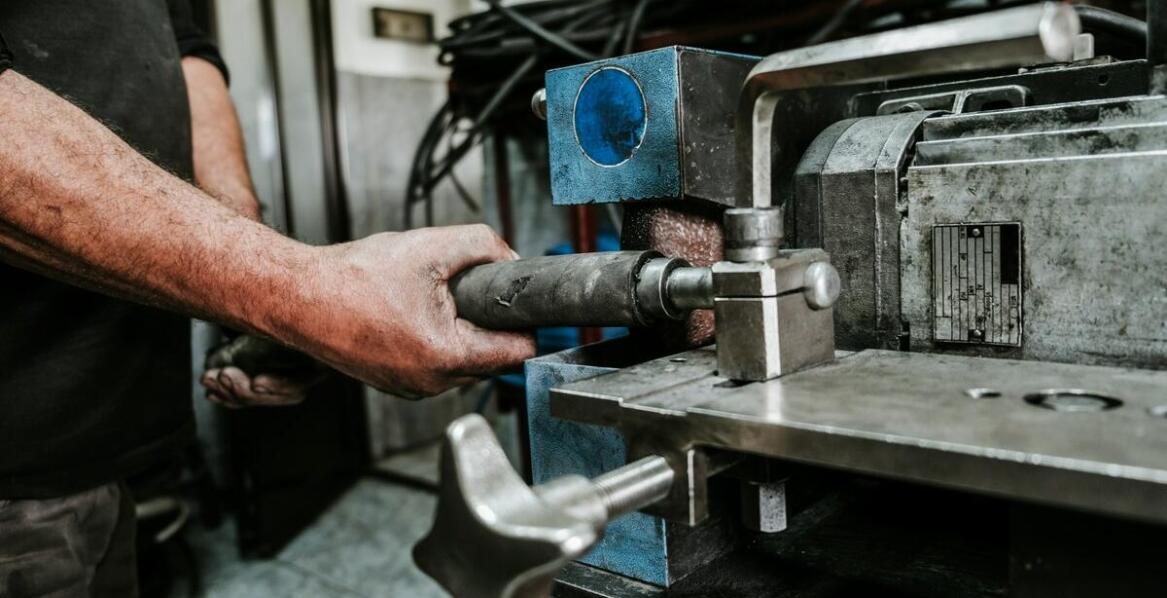 Zaginarki ręczne a ich rola w produkcji skomplikowanych kształtów