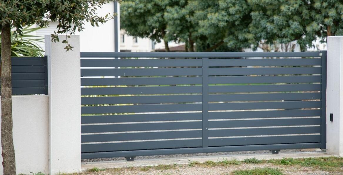 Jakie cechy charakteryzują nowoczesne bramy przesuwne?