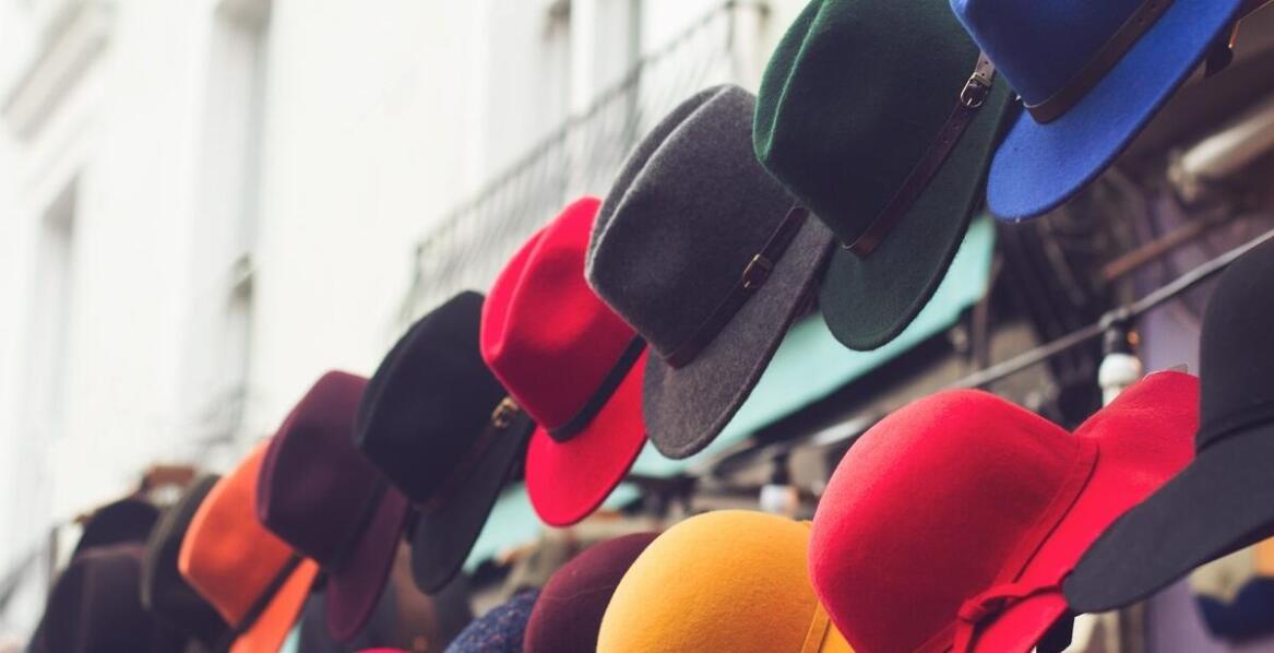 Jakie akcesoria pasują do stylizacji z hoodie dla chłopców?