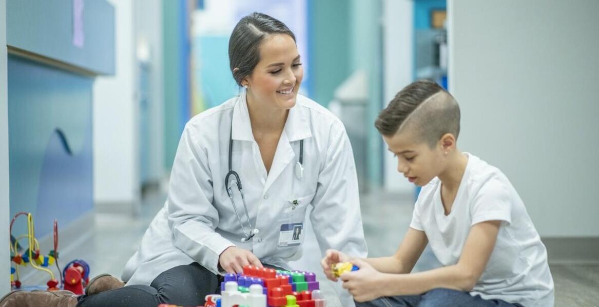 Jak lekarz pediatra diagnozuje i leczy choroby dziecięce?