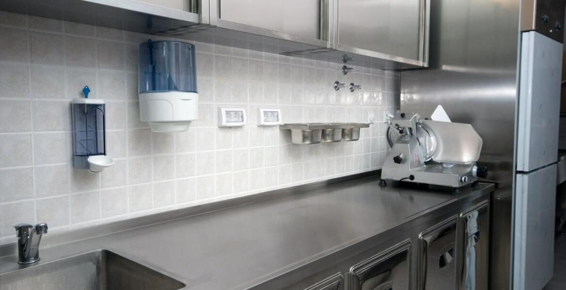 Zalety zastosowania drzwi nierdzewnych w magazynach żywności