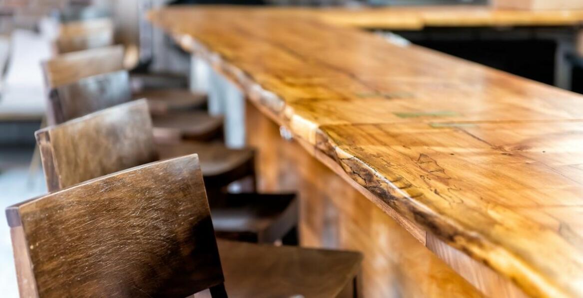 Wypożyczalnia krzeseł barowych w Poznaniu: jak zapewnić wygodę gościom?