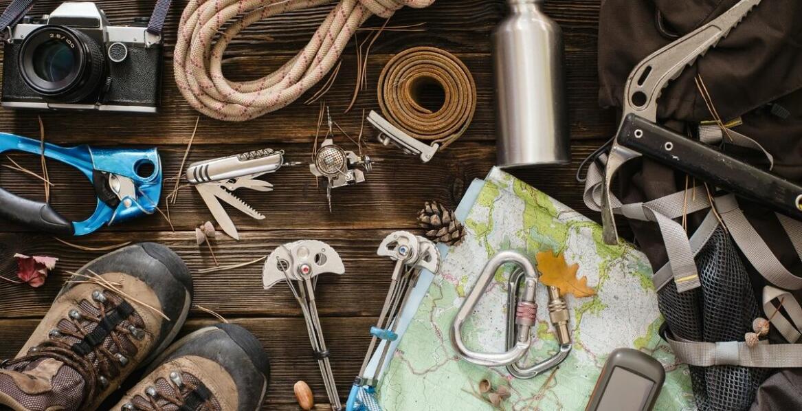 Akcesoria outdoorowe do survivalu – co warto mieć pod ręką?