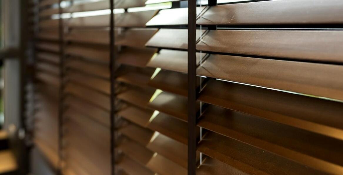 Żaluzje pionowe czy poziome? Wybór odpowiedniego rozwiązania dla Twojego wnętrza