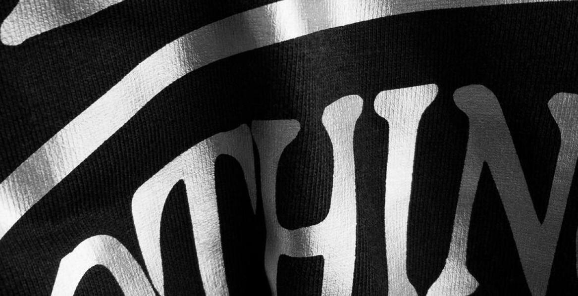 Dlaczego warto postawić na wysokogatunkową bawełnę w bluzach z motywami aut?