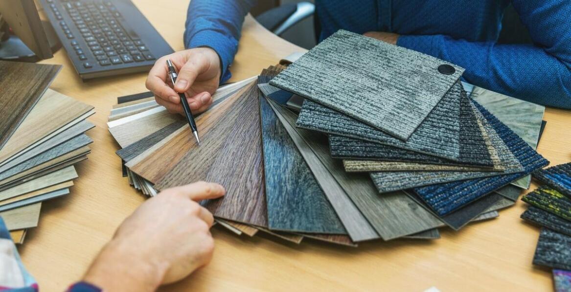 Jakie materiały wybiera projektant wnętrz, aby podkreślić estetykę przestrzeni?