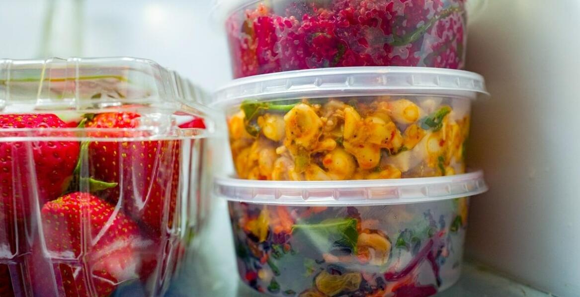 Jakie akcesoria do lodówki wybrać, by zachować świeżość i smak produktów?