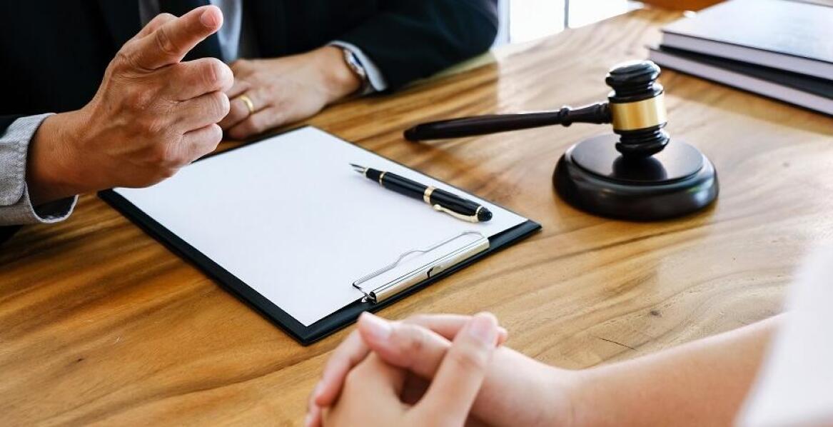 Najczęstsze błędy popełniane przez oskarżonych - jak prawnik karny może ich uniknąć?