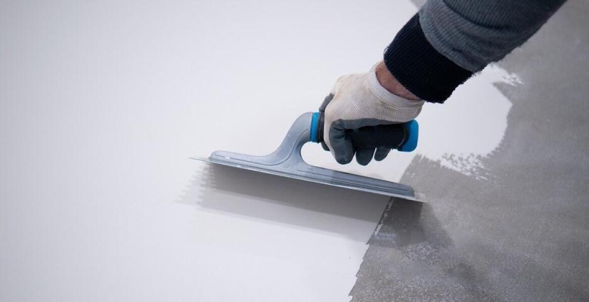 Posadzki z żywicy poliuretanowej a odporność na chemikalia