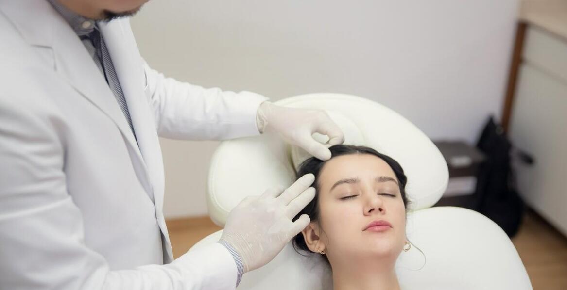 Jakie są efekty długotrwałej terapii trychologicznej na wypadanie włosów?