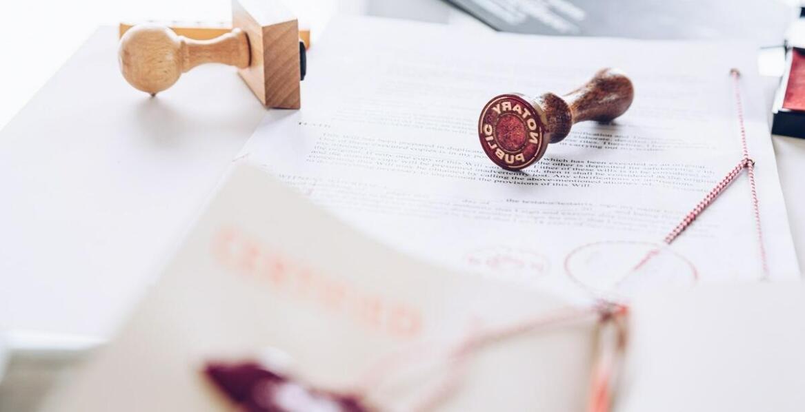 Jakie zalety ma indywidualizacja wzorów pieczątek firmowych?