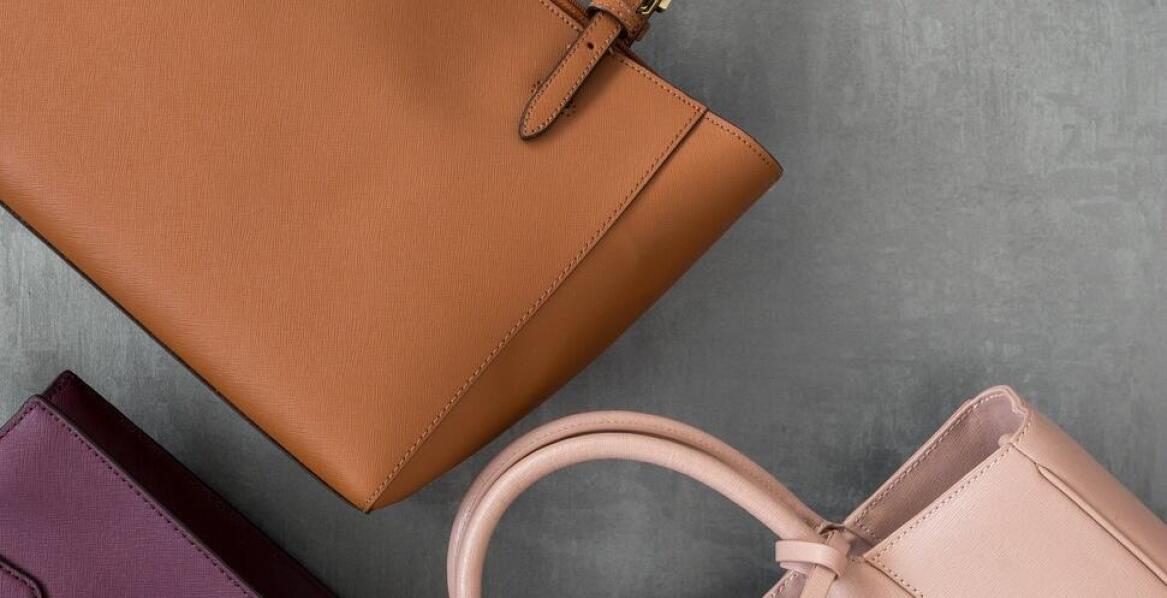 Jakie skórzane akcesoria do torebek warto mieć na co dzień?