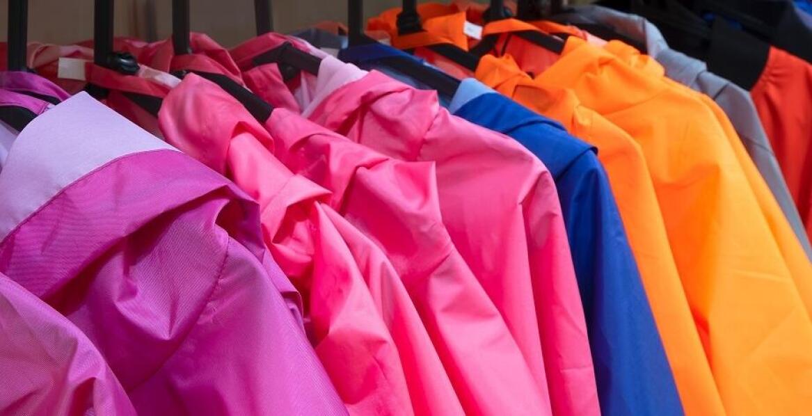 Porównanie różnych modeli płaszczy przeciwdeszczowych – co wybrać?