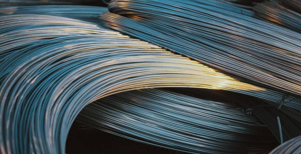 Zastosowanie drutu introligatorskiego w różnych branżach: od florystyki po przemysł meblarski