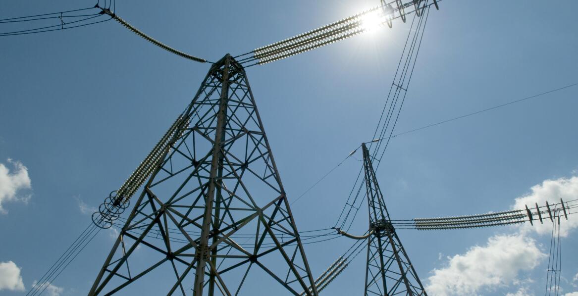 Jak monitorowanie zużycia energii wspiera kompensację mocy biernej?