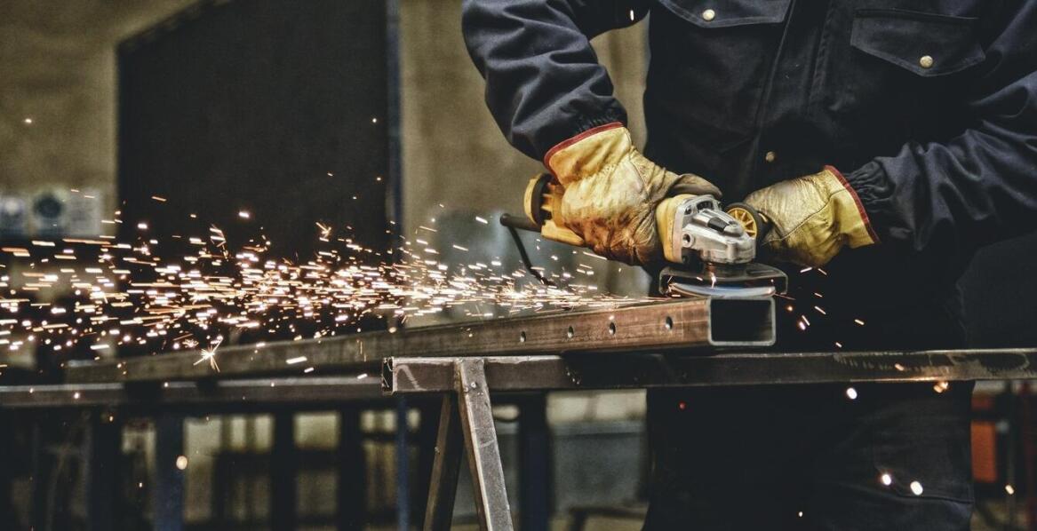 Obróbka profili stalowych w produkcji ekspozytorów sklepowych