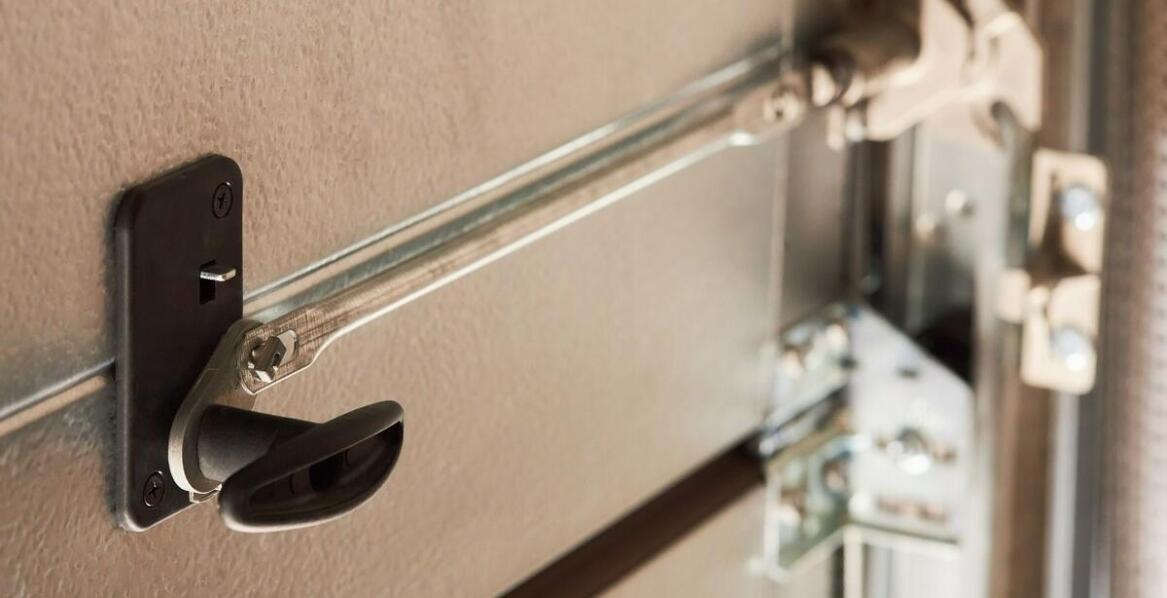 Jakie są najważniejsze cechy bram garażowych skrzydłowych?