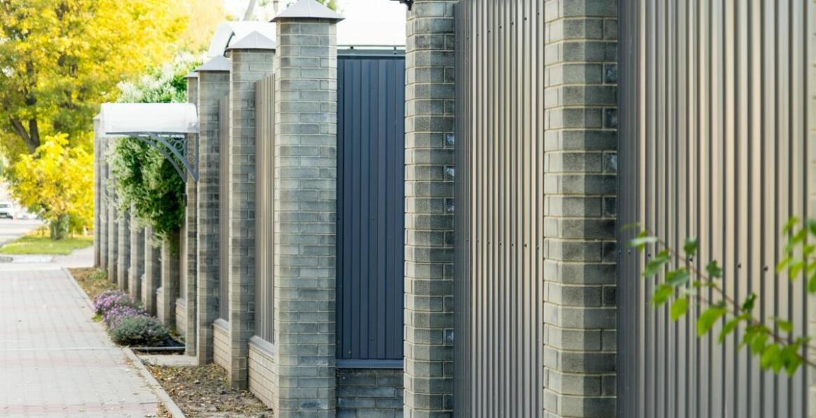 Personalizacja betonowych ogrodzeń nowoczesnych – możliwości i korzyści