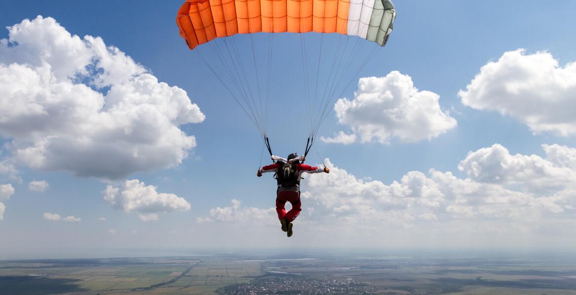 Rola instruktora w skoku ze spadochronu: Dlaczego doświadczenie ma znaczenie?