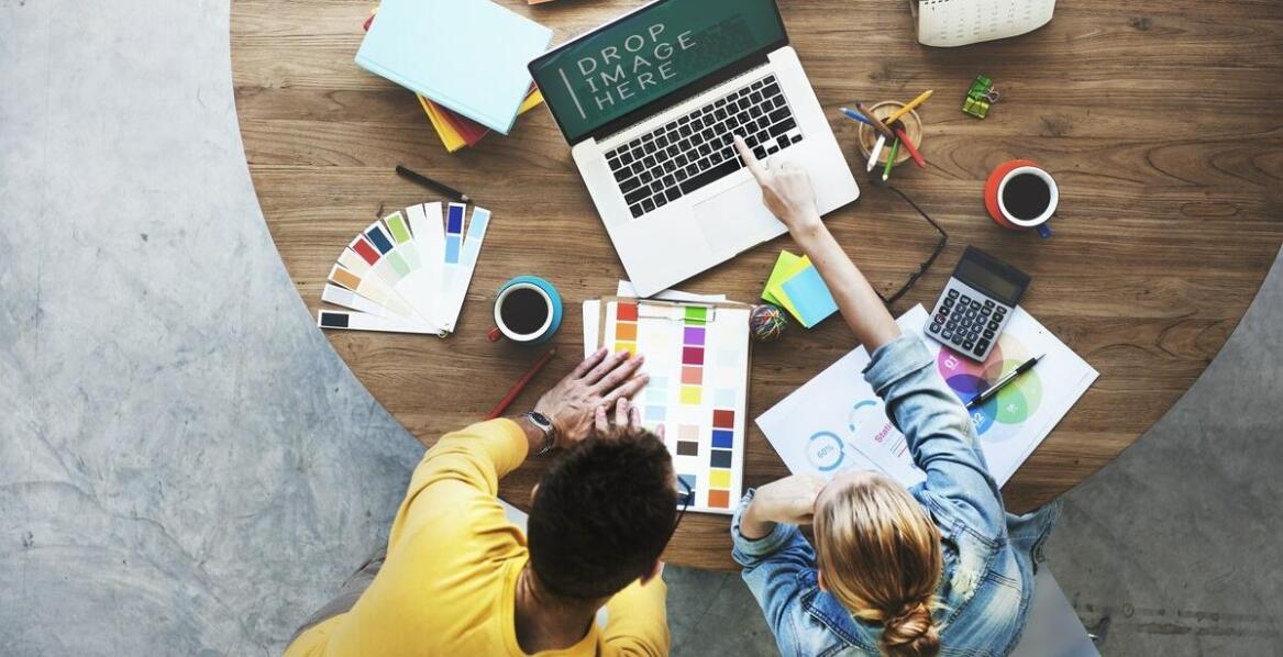 Personalizacja kubków reklamowych z logo dla różnych grup docelowych