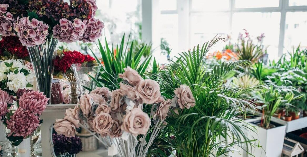Przegląd oferty florystycznej hurtowni kwiatów sztucznych – co warto zamówić?