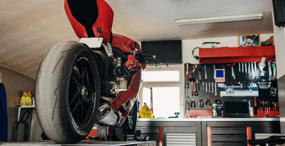 Przegląd funkcji dodatkowych w nowoczesnych podnośnikach jednokolumnowych mobilnych