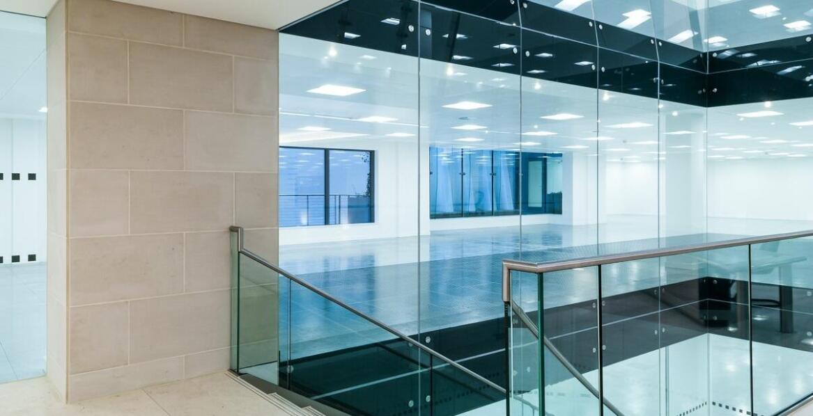 Balustrady szklane w projektach rewitalizacji zabytków – wyzwania i możliwości