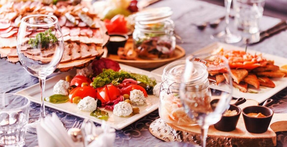 Czym różni się oferta cateringowa na przyjęcie weselne w Nasielsku od innych miejsc?