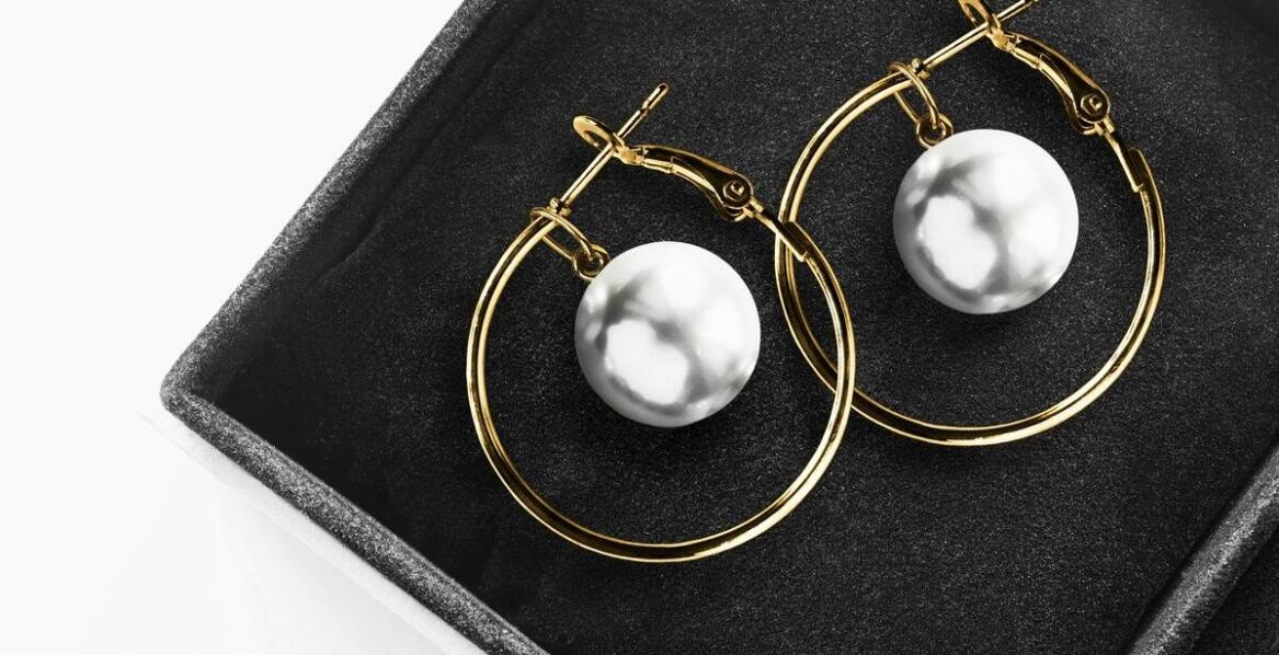 Jak wykorzystać srebrne bigle z oferty hurtowni w swoich projektach?