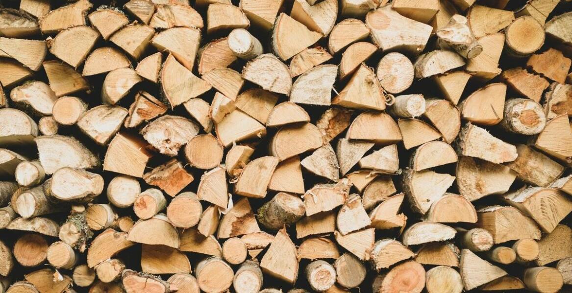 Drewno kominkowe – kluczowe aspekty przechowywania dla zachowania jakości