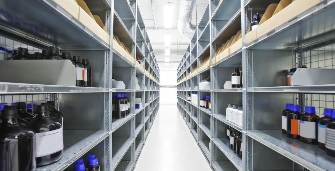 Jak nowoczesne narzędzia logistyczne ułatwiają składowanie leków?