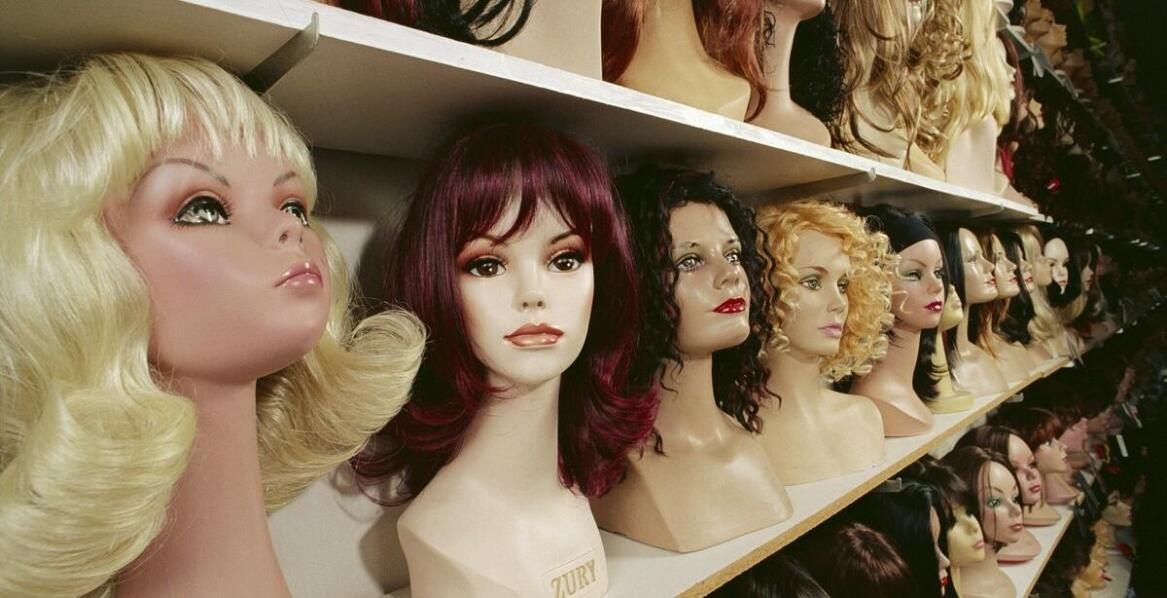 Jak dostosować perukę damską syntetyczną do różnych pór roku?