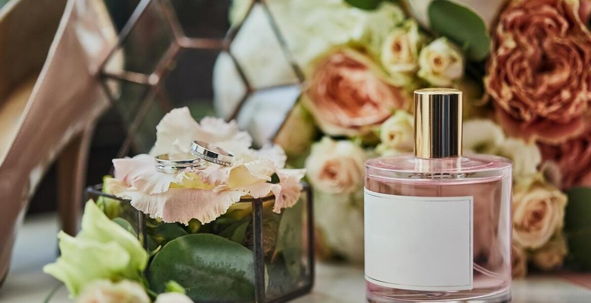 Jakie akcesoria perfumeryjne warto zamawiać online?