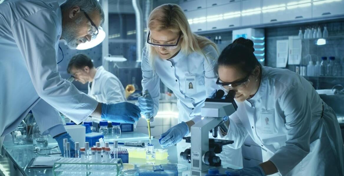 Proces wdrażania nowych zapachów przez producenta perfum rozlewanych