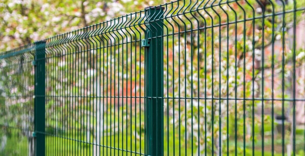 Jakie są różnice w zastosowaniu słupków z tworzywa sztucznego w różnych typach ogrodzeń?