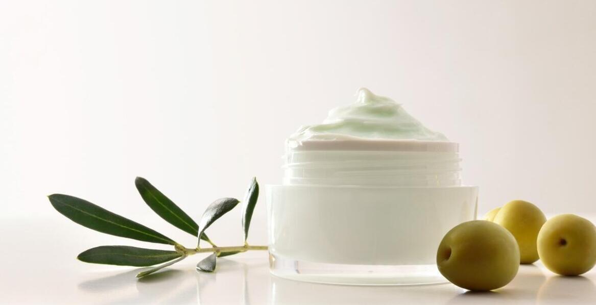 Dlaczego do pielęgnacji skóry dojrzałej warto wybierać kremy ziołowe?