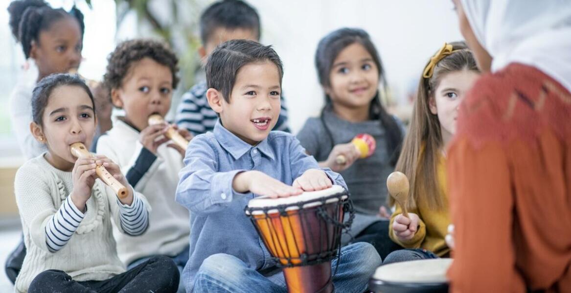 Jakie programy wsparcia oferuje przedszkole z oddziałami integracyjnymi dla dzieci ze specjalnymi potrzebami?