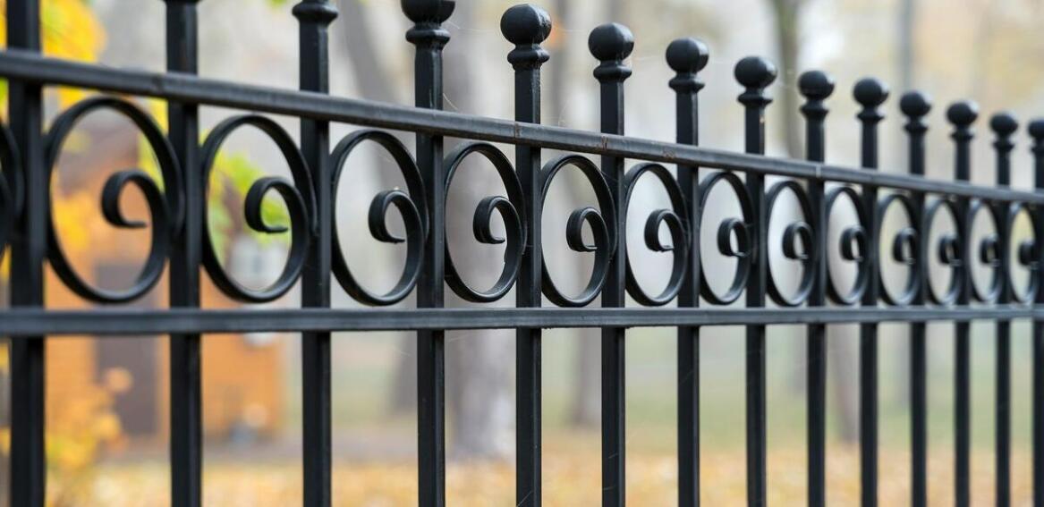 Panele ogrodzeniowe a ochrona przed warunkami atmosferycznymi – co warto wiedzieć?