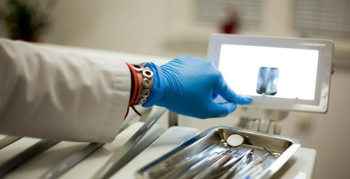 Jak dentysta krawiec Wrocław może pomóc w utrzymaniu zdrowia jamy ustnej?