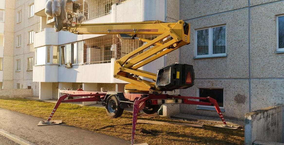 Jakie są ograniczenia techniczne przy wnoszeniu sprzętu przez okno?